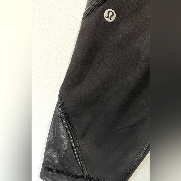 Lululemon Athletica black leggings with mesh details and zipper pockets - Picture 3 of 10